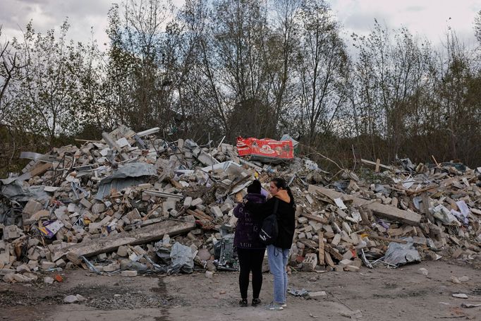 Následky ruského útoku na kavárnu ve vesnici Hroza nedaleko Charkova.