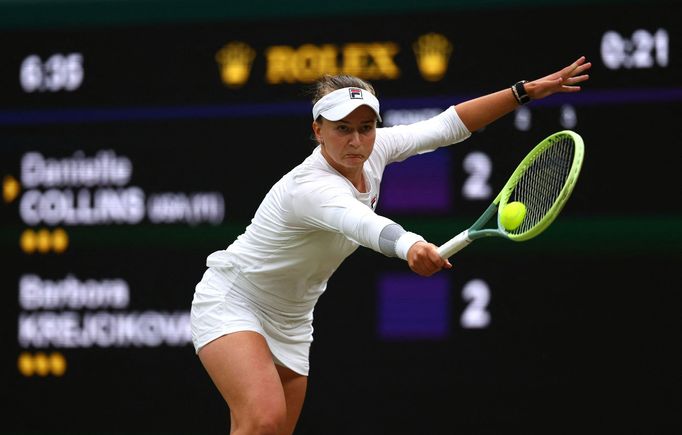 Barbora Krejčíková v osmifinále Wimbledonu 2024 s Danielle Collinsovou