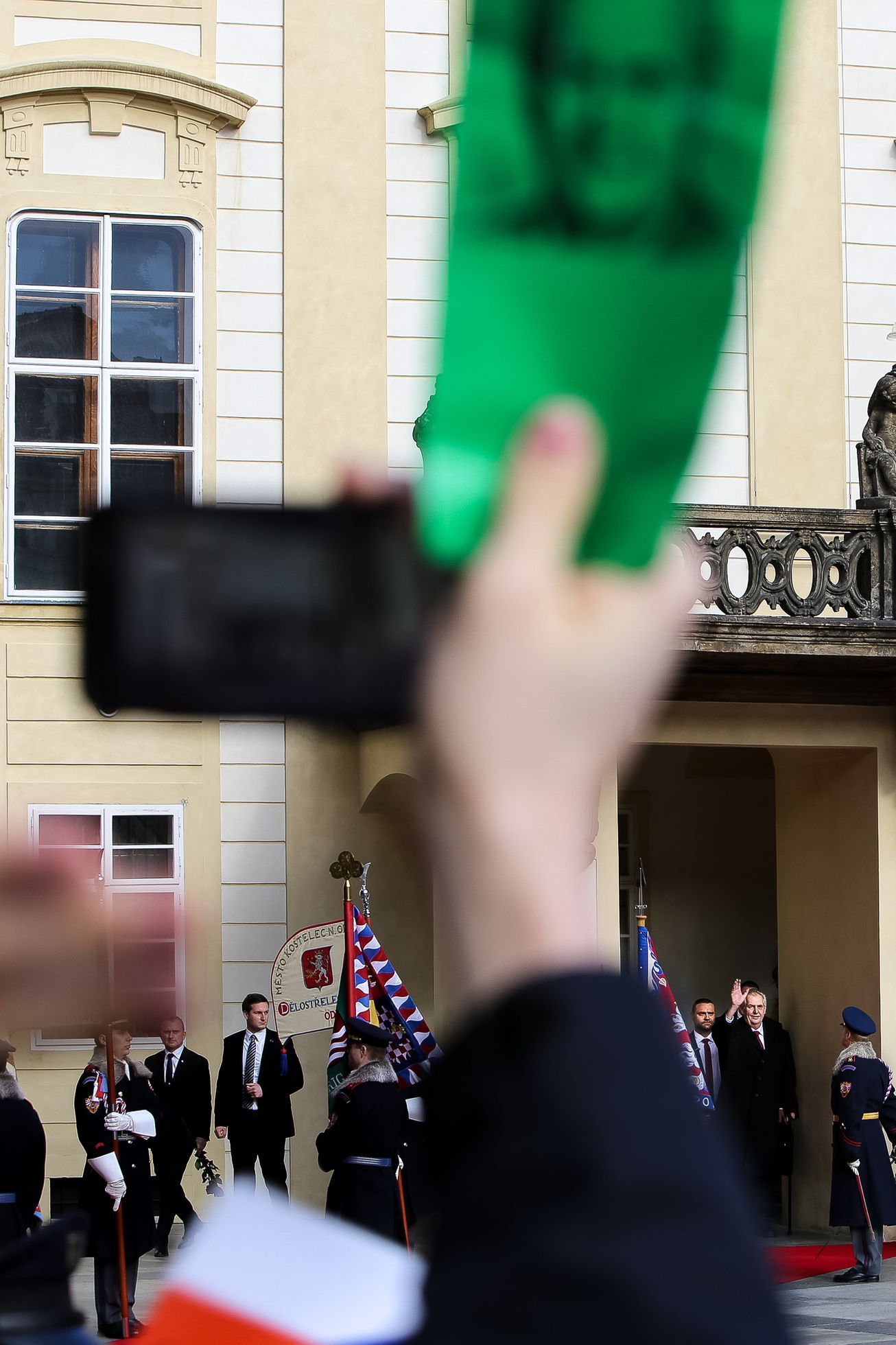Inaugurace prezidenta Miloše Zemana - dění před Hradem, protesty i oslavy
