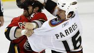 George Parros z Anaheimu sráží helmu Andre Royovi z Calgary Flames