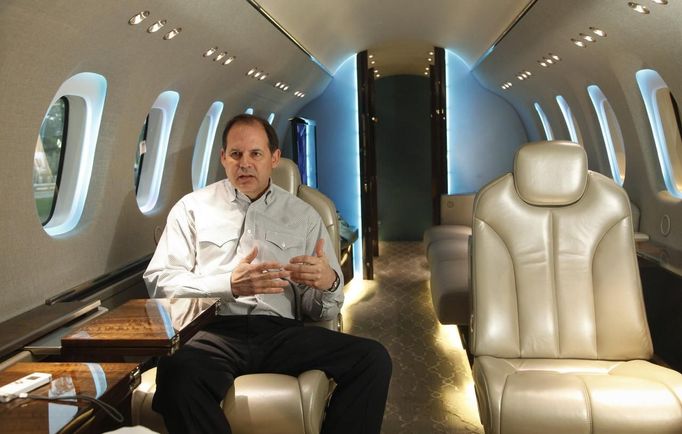 Cessna Aircraft Company CEO and president Scott Ernes, sits in a Citation Longitude jet in the mock up room during a tour of the Cessna business jet assembly line at their manufacturing plant in Wichita, Kansas August 14, 2012. One of Ernes' first moves after joining in May 2011 was was to carve Cessna up into five units: jets, propeller planes, maintenance and service, military sales and an air-charter unit, each of which run by an executive who was responsible for whether the unit reported a profit or loss. Picture taken August 14, 2012. REUTERS/Jeff Tuttle (UNITED STATES - Tags: TRANSPORT BUSINESS) Published: Srp. 22, 2012, 11:39 dop.