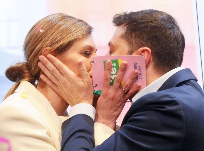 Manželský pár oslavuje první předběžné výsledky prezidentských voleb v roce 2019, které Volodymyr Zelenskyj nakonec vyhrál.