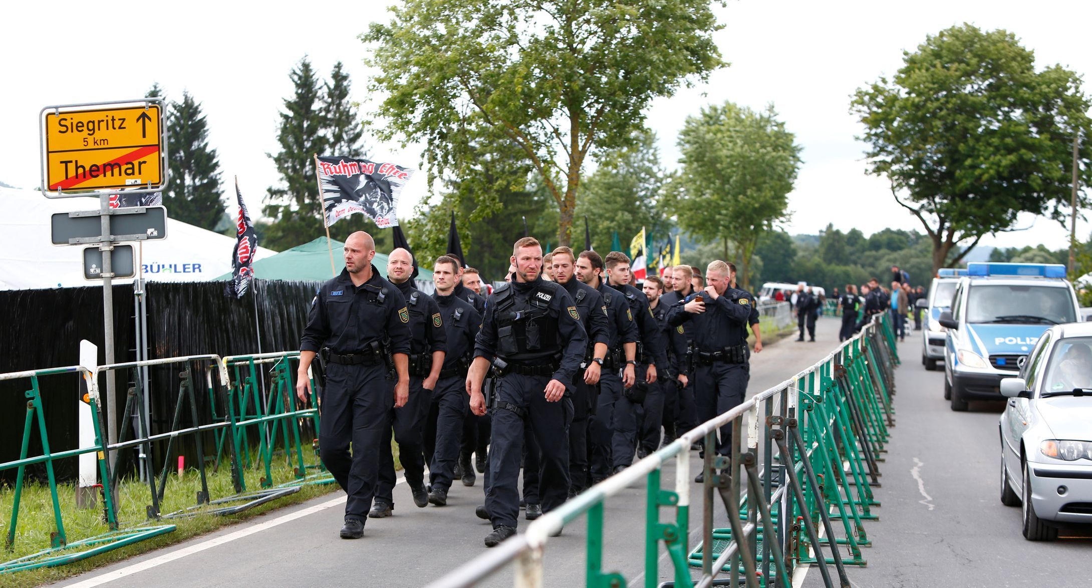 Policie jsou vidět během jedné z Německo je největší pravicové hudební festivaly v Themar