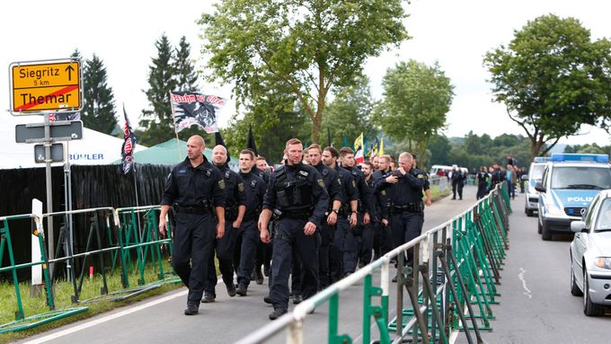 Policisté dohlížejí na jeden z největších neonacistických hudebních festivalů v německém městečku Themar.