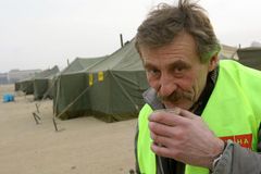 Bezdomovci přespali v armádních stanech