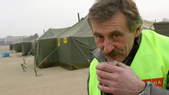 Stanislav Vohnický ze střediska pomoci Naděje hlídal prázdné stany přes den. Večer je opět otevře pražským bezdomovcům.