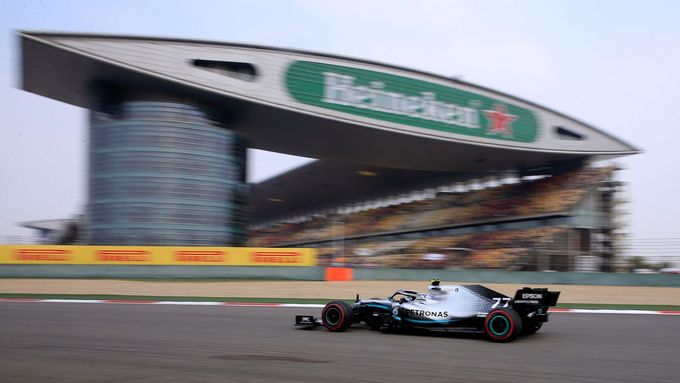 Valtteri Bottas v Mercedesu při pátečním tréninku na Vekou cenu Číny formule 1.