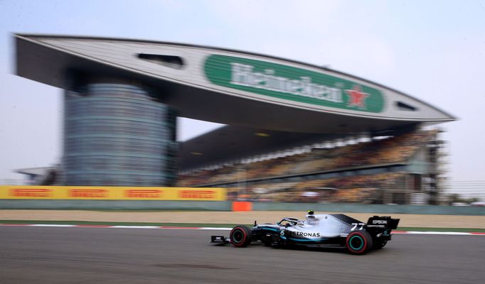 Valtteri Bottas v Mercedesu při pátečním tréninku na Vekou cenu Číny formule 1.