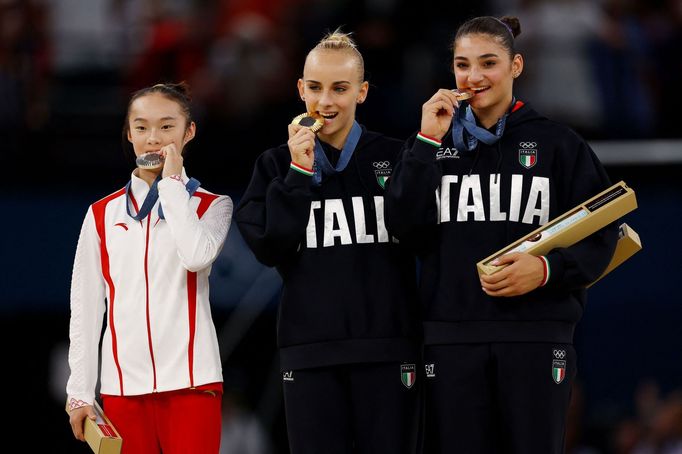 Paris 2024 Olympics - Artistic Gymnastics - Women's Balance Beam Victory Ceremony - Bercy Arena, Paris, France - August 05, 2024. Gold medallist Alice D'Amato of Italy ce