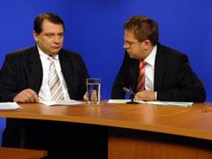 Odstupující premiér Jiří Paroubek poslal před jednáním s novým premiérem Topolánkem pár vzkazů prostřednictvím televize. Byl v pořadu Otázky Václava Moravce (vpravo)