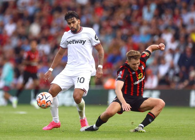 Lucas Paqueta (v bílém) a David Brooks v utkání Bournemouth - West Ham