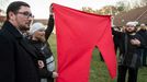 Tiskový mluvčí Jiří Ovčáček přihlíží demonstraci odpůrců Miluše Zemana, kteří drží symbol Červených trenek, jenž do povědomí veřejnosti dostala skupina Ztohoven. 2015