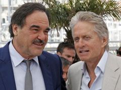 Stone a Douglas; mediální událostí pátečního a sobotního Cannes je premiéra filmu Wall Street 2 