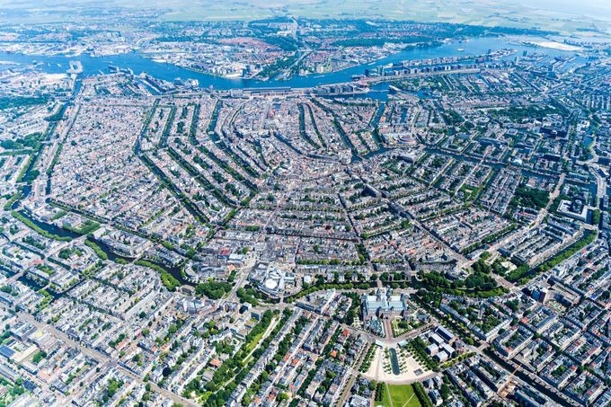 Amsterdam, Nizozemsko. Pohled na různé městské aglomerace ve světě z ptačí perspektivy.