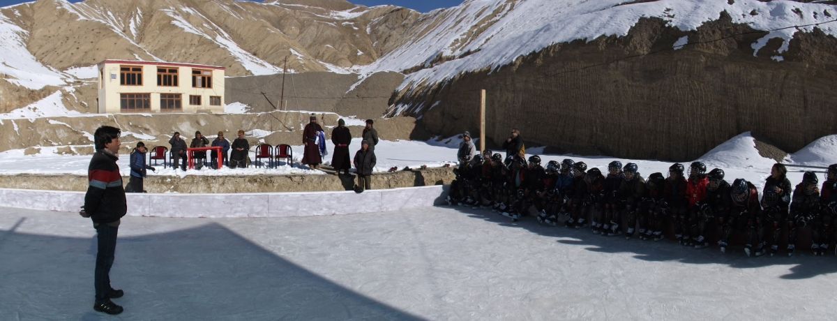 Čeští dobrovolníci učí malé Tibeťany hokej