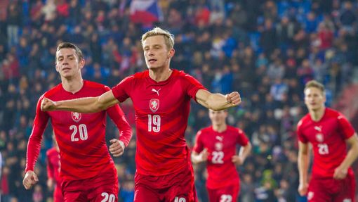 Česko-Srbsko: Ondřej Zahustel (20) a Ladislav Krejčí (19) slaví gól