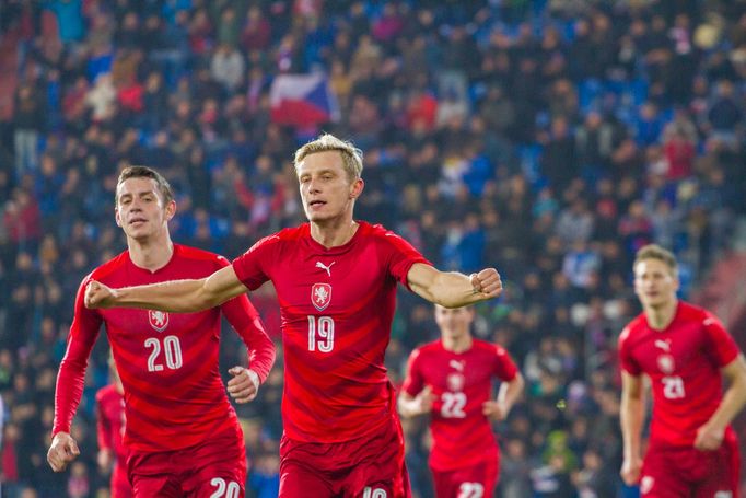 Česko-Srbsko: Ondřej Zahustel (20) a Ladislav Krejčí (19) slaví gól