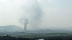 Kouř stoupá nad styčným úřadem KLDR a Jižní Koreje v Kesongu.