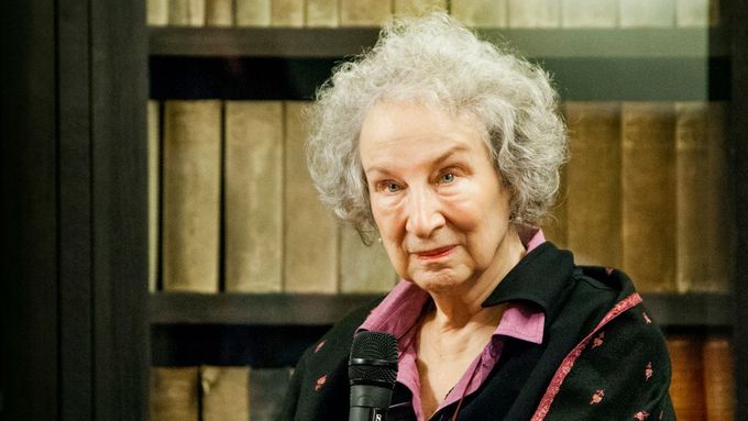 Z děl Margaret Atwoodové už se český čtenář mohl seznámit s romány Žena k nakousnutí, Z hlubin, Muzeum zkamenělin, Slepý vrah nebo nejznámějším Příběhem služebnice.