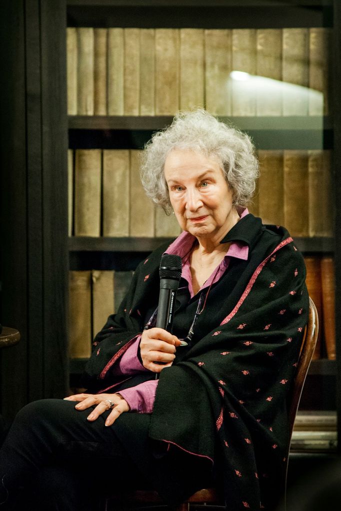 Margaret Atwoodová v Praze roku 2017 přebrala Cenu Franze Kafky.