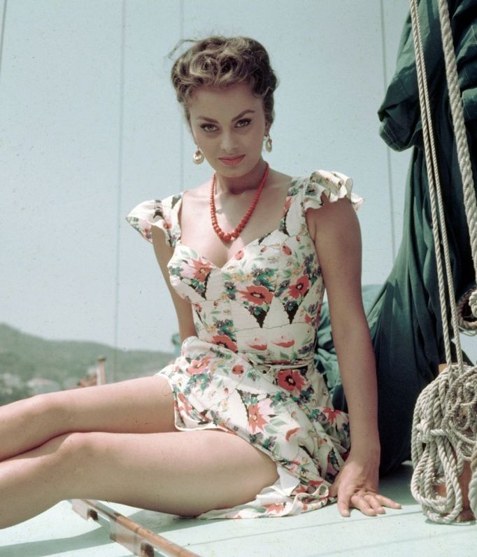 Herečka Sophia Loren při natáčení filmu Chléb, láska a .....  z roku 1955.