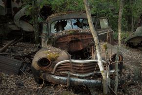 Båstnäs, hřbitov aut: Stovky vraků rozházených po lese jako smutný konec jednoho snu