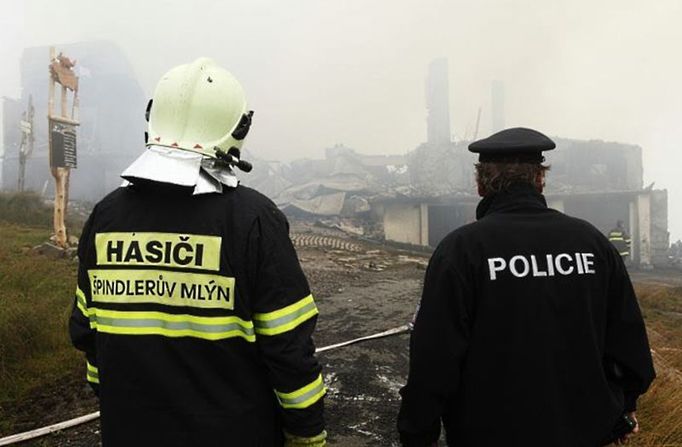 Hasičům ani policistům se požár nezdál, existuje podezření na úmyslné založení.