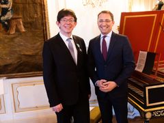 Václav Luks (vlevo) s francouzským velvyslancem v Praze Alexisem Dutertrem, který mu předal Řád umění a literatury.