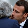 polibek Emmanuel Macron Theresa Mayová brexit Paříž duben 2019
