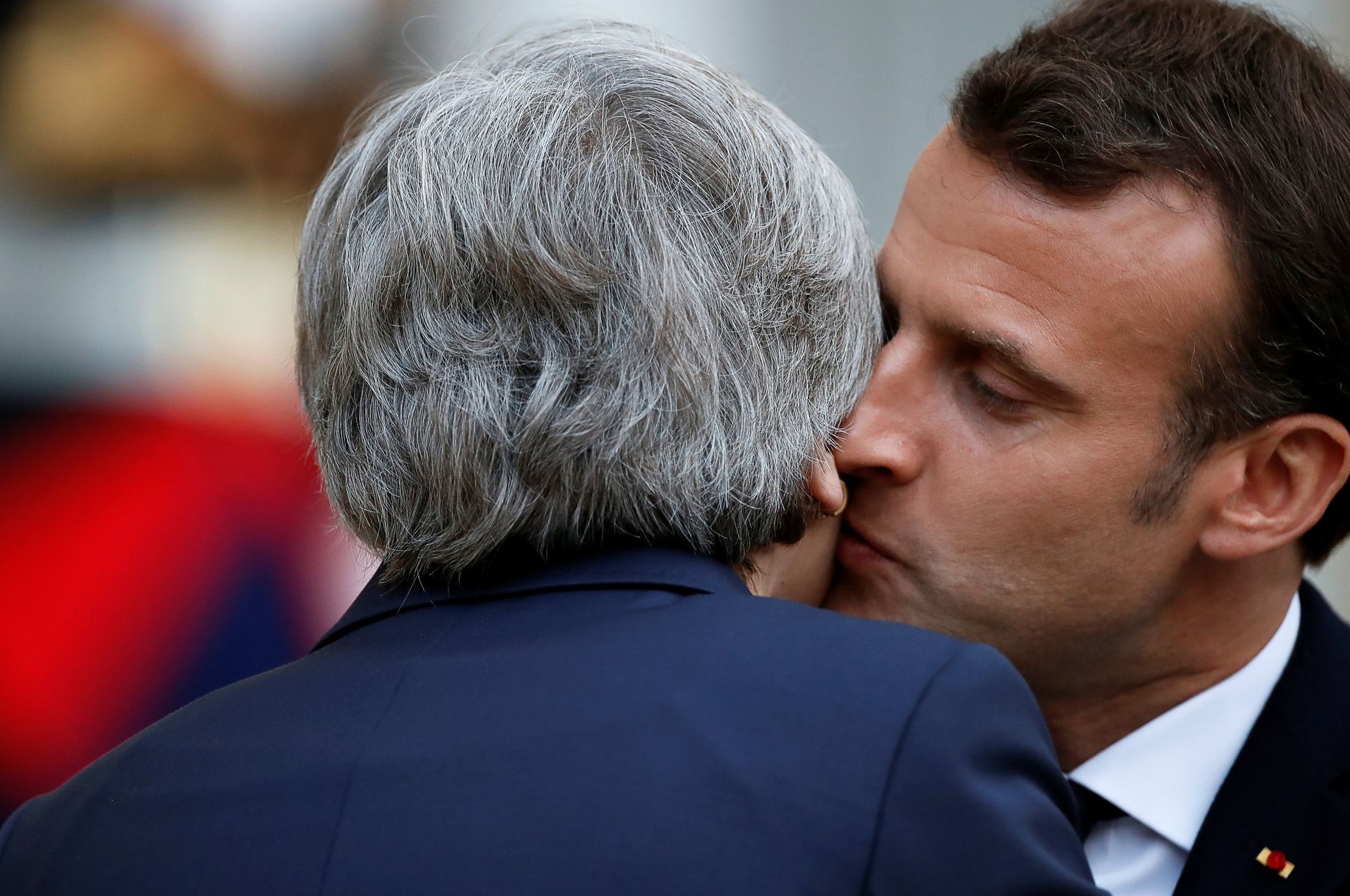polibek Emmanuel Macron Theresa Mayová brexit Paříž duben 2019