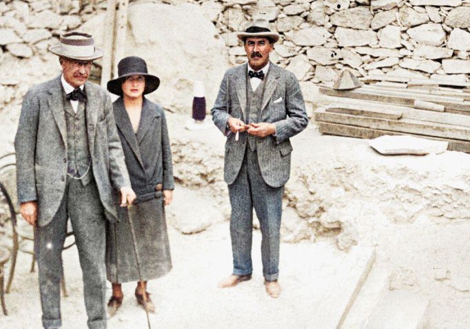 Howard Carter, lord Carnarvon a jeho dcera Evelyn Herbertová na schodech vedoucích k nově objevené hrobce Tutanchamona (listopad 1922).