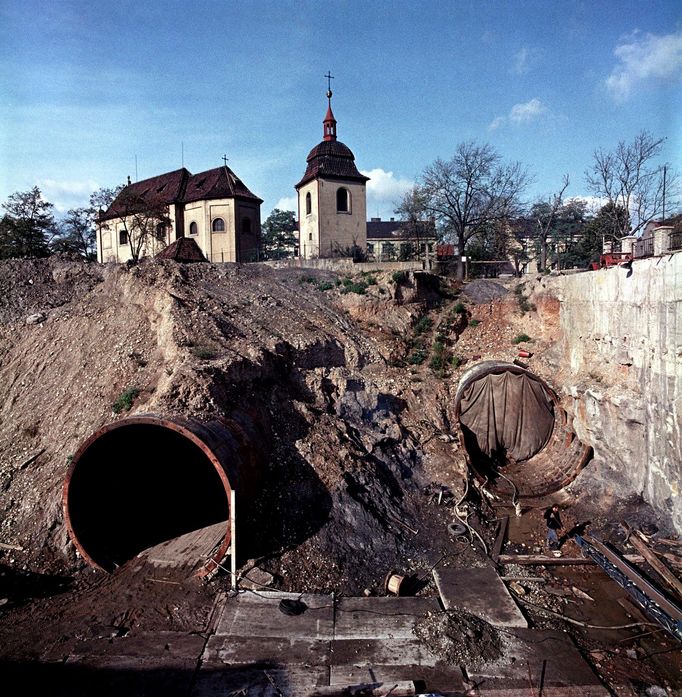 Výstavba pražského metra. Ústí tunelů pod kostelem svatého Pankráce se zvoničkou na Pankráci 17. října 1970