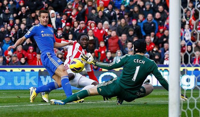 Petr Čech zasahuje v zápase Chelsea vs. Stoke