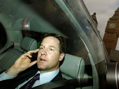 Vysoké bonusy managementu bank kritizoval i šéf liberálů Clegg