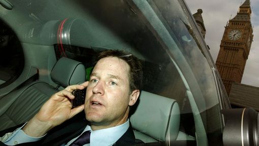 Šéf liberálů Nick Clegg o pár minut později v autě. Zřejmě se dozvídá, že Brown končí a labouristé chtějí formálně začít jednat s jeho stranou o vytvoření vlády. Média spekulují, že údajná "před-dohoda" s konzervativci, o níž se mluvilo před pár hodinami, byla jen fintou, jak přivést labouristy "k rozumu".