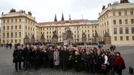 Sto starostů, nezávislých i nezávislých starostů z celého Česka se nechalo vyfotografovat.