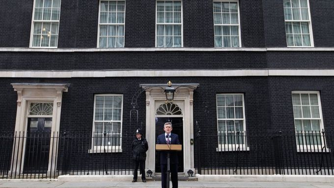 Brown opustil sídlo premiérů na Downing Street, ale finanční potíže neopustily Británii