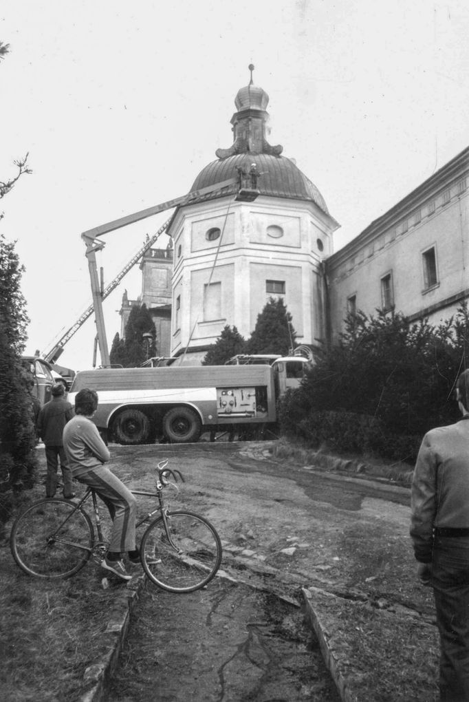 Úkony hasičů při požáru Svaté Hory se zájmem sledovali kolemjdoucí lidé.