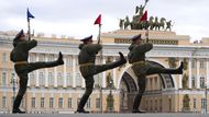 Členové čestné stráže během nácviku vojenské přehlídky na Palácovém náměstí v Petrohradu, která se uskuteční 9. května u příležitosti 80. výročí vítězství ve druhé světové válce. Oslavy v Rusku tradičně připomínají konec bojů v Evropě a patří k největším vojenským akcím v zemi.