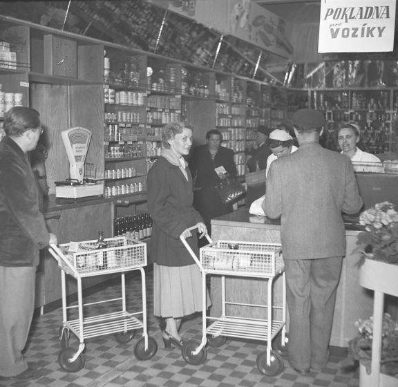Otevření první samoobsluhy v Československu v roce 1955