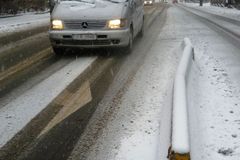 Silnice v Česku namrzají. Na horách pozor na sníh