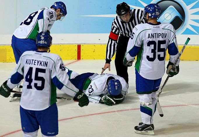 Osm minut před koncem utkání zůstal na herní ploš ležet chvíli bezvládně Miroslav Blaťák (Salavat Julajev Ufa). Nakonec opustil led v doprovodu.