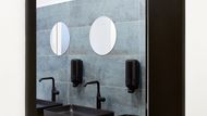 Kov je klíčovým prvkem industriálního stylu, zejména v tmavých odstínech šedé. V projektu se uplatňuje třeba u umyvadel a baterií.