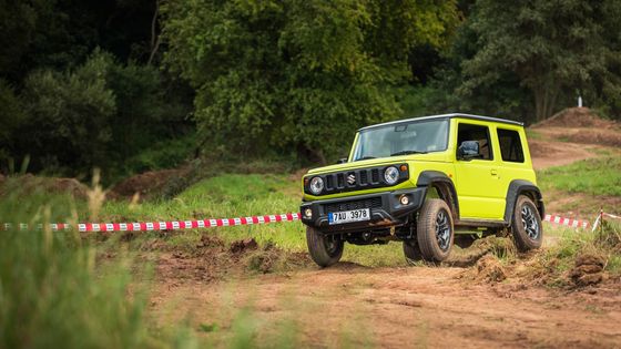 Odmocnina z Mercedesu G. Nové Suzuki Jimny dorazilo do Česka a míří z lesa do města