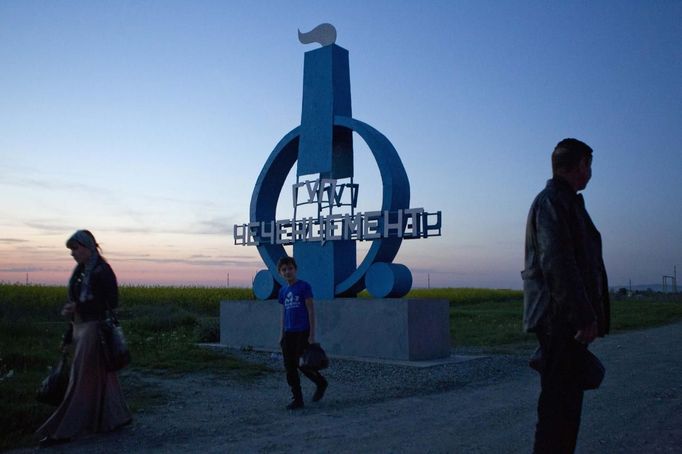 People wait for a bus outside Chiri-Yurt, the village where the Tsarnaev family has its roots, in Chechnya, Russia April 29, 2013. The naming of two Chechens, Dzhokhar and Tamerlan Tsarnaev, as suspects in the Boston Marathon bombings has put Chechnya - the former site of a bloody separatist insurgency - back on the world's front pages. Chechnya appears almost miraculously reborn. The streets have been rebuilt. Walls riddled with bullet holes are long gone. New high rise buildings soar into the sky. Spotless playgrounds are packed with children. A giant marble mosque glimmers in the night. Yet, scratch the surface and the miracle is less impressive than it seems. Behind closed doors, people speak of a warped and oppressive place, run by a Kremlin-imposed leader through fear. Picture taken April 29, 2013. REUTERS/Maxim Shemetov (RUSSIA - Tags: SOCIETY POLITICS) ATTENTION EDITORS: PICTURE 38 OF 40 FOR PACKAGE 'INSIDE MODERN CHECHNYA'. SEARCH 'REBUILDING CHECHNYA' FOR ALL IMAGES Published: Kvě. 1, 2013, 8:26 dop.