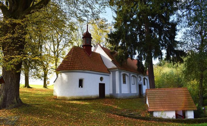 Poutní kostelík sv. Rozálie se nachází mezi obcemi Bernartice a Borovany.