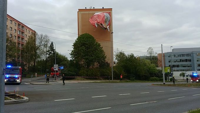 Silný vítr utrhnul billboard na Evropské. Doprava stála v obou směrech