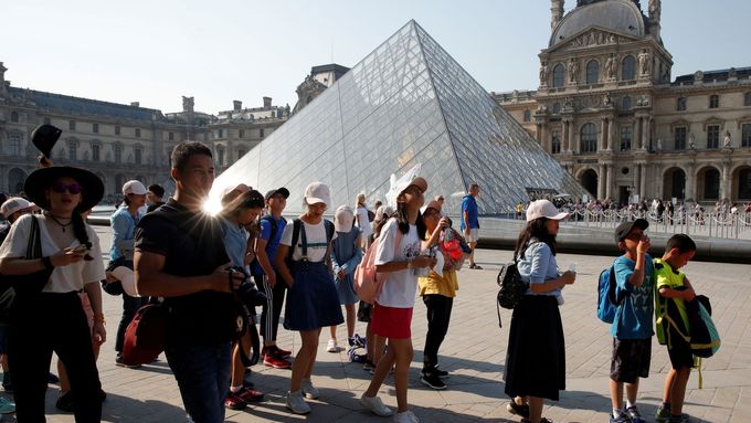 Čínských turistů vloni do pařížského Louvru přišel milion.