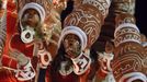 Revellers from Imperatriz Leopoldinense samba school participate during the annual Carnival parade in Rio de Janeiro's Sambadrome, February 12, 2013. REUTERS/Pilar Olivares (BRAZIL - Tags: SOCIETY) Published: Úno. 12, 2013, 6:17 dop.