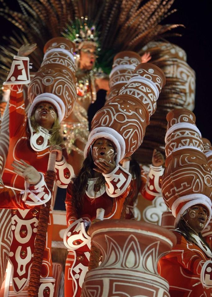 Revellers from Imperatriz Leopoldinense samba school participate during the annual Carnival parade in Rio de Janeiro's Sambadrome, February 12, 2013. REUTERS/Pilar Olivares (BRAZIL - Tags: SOCIETY) Published: Úno. 12, 2013, 6:17 dop.